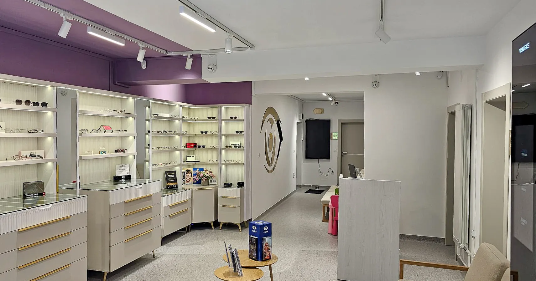 Showroom cu rame de ochelari expuse pe rafturi în cabinetul Optica Dr. Pîrgă din Slobozia